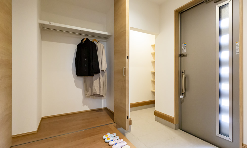玄関横収納