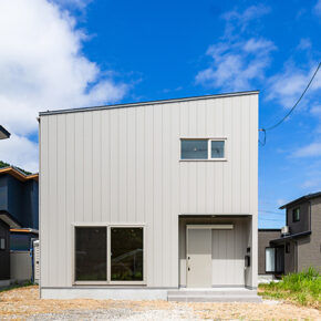 青空に映える白銀色の外観のお家