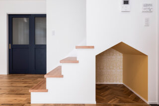 階段下にも遊び心を