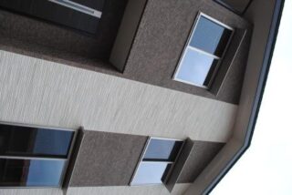 コンバイザー（窓庇）