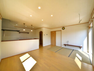 くつろげる畳スペースのあるリビング