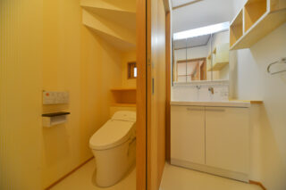 トイレと洗面が隣同士の工夫された間取り