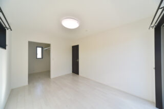 ウォークインクローゼットでお部屋広々!