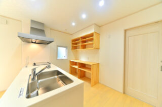 リビング全体を見渡せるオープンキッチン!