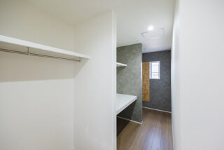 書斎付きの大容量ウォークインクローゼット