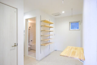 カウンターや稼働棚など充実のランドリー