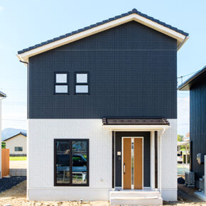 可愛さと高級感のあるモノトーンスタイル