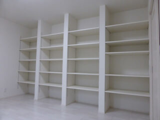 本が並べたくなる書斎に設置された収納