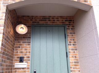 板張り調のドアやレンガ風タイルが可愛い玄関