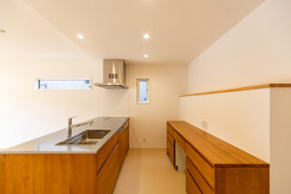 無垢材使用のデザインキッチン