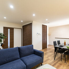 モリモリの収納力でスッキリ快適!落ち着いたナチュラルデザインのお家