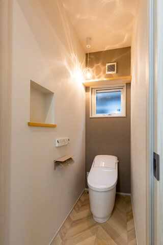 光の反射が素敵なトイレ空間