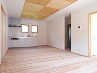 木のぬくもりを感じられる落ち着いたリビング