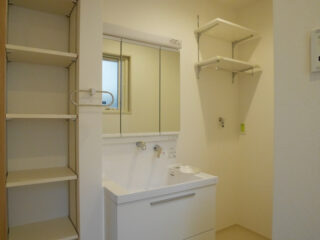 可動棚が便利な脱衣室