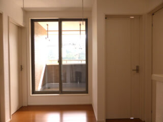 洗濯物の出し入れが簡単!広々としたバルコニー