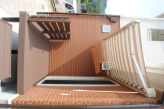 オーニングとウッドデッキ