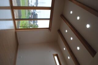 表し梁とLED照明